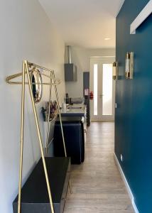 een kamer met een keuken met een blauwe muur bij Canarios Apartments Cardal - I in Lissabon
