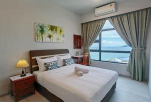 ein Schlafzimmer mit einem großen Bett und einem großen Fenster in der Unterkunft Lavender Homes @ Jesselton Quay Kota Kinabalu in Kota Kinabalu