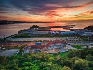 - une vue aérienne sur un complexe au coucher du soleil dans l'établissement Designer's Hotel Nakadoma Inn - Vacation STAY 32553v, à Maeganeku