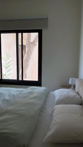 Letto o letti in una camera di Al Artaa Resort