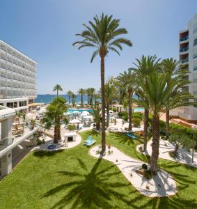 una vista aerea di un resort con palme di Hotel Vibra Algarb a Playa d'en Bossa