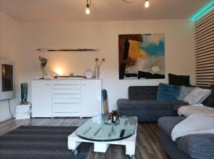 een woonkamer met een bank en een salontafel bij Das Nest Winterberg in Winterberg