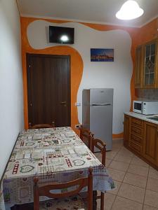 A kitchen or kitchenette at Casetta vacanze Gonnesa