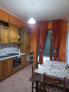 A kitchen or kitchenette at Casetta vacanze Gonnesa