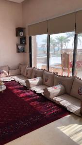 Uma área de estar em Al Artaa Resort