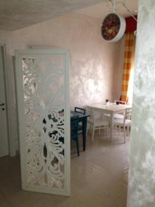 a door in a room with a table and a dining room at B&B Teatro Ristori Verona in Verona