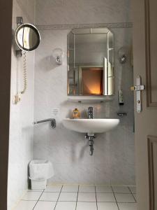 Koupelna v ubytování Pension für Monteure in Dresden, Zimmer mit eigenem Bad und großer Gemeinschaftsküche