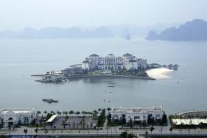下龍灣的住宿－Homestay Ha Long Luxury 3 bedroom (ocean view)，水体中大岛的 ⁇ 染