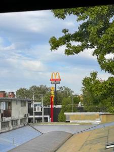 een McDonalds tankstation met een bord op de achtergrond bij El Centrito in Talca