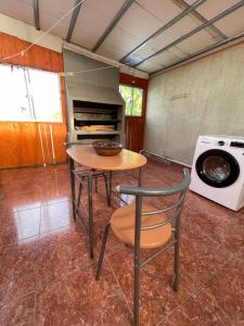 塔爾卡的住宿－El Centrito，厨房配有桌子和洗衣机。