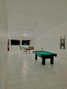 una habitación con una mesa de ping pong. en Pousada Marahub, en Maragogi