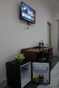 TV a/nebo společenská místnost v ubytování HOTEL BODHGAYA INN