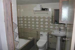 Koupelna v ubytování HOTEL BODHGAYA INN