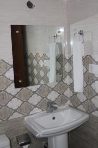 Koupelna v ubytování HOTEL BODHGAYA INN