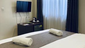 Fuvahmulah的住宿－Isle Royal Inn，酒店客房,配有带毛巾的床