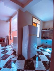 una cucina con frigorifero bianco in una camera di House Tayought Imsouane a Imsouane