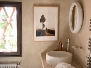 タヴァルネッレ・ヴァル・ディ・ペーザにあるPoggiosoleのバスルーム(トイレ付)が備わります。壁に絵が描かれています。