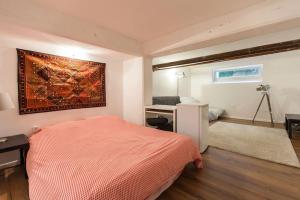 Giường trong phòng chung tại R-appartements Strasbourg cosy Orangerie pour vos séjours en famille ou entre amis