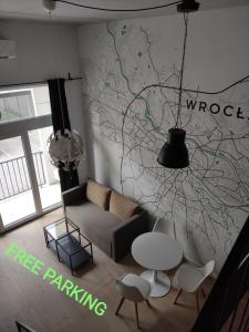 een woonkamer met een tekening aan de muur bij Apartament AirPort in Wrocław