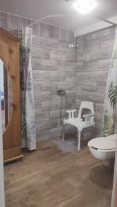 een badkamer met een wit toilet en een wastafel bij Noclegi & Przystań Marina - Agrokeya Chorzępowo in Sieraków