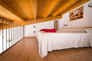 ノートにあるCasa Danielaの木製の天井の客室で、ベッドルーム1室(ベッド1台付)