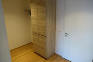 een lege kamer met een kast en een deur bij Beautiful flat in downtown Reykjavík with a veiw in Reykjavík