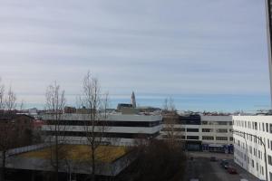 - une vue sur une ville avec des bâtiments et des arbres dans l'établissement Beautiful flat in downtown Reykjavík with a veiw, à Reykjavik