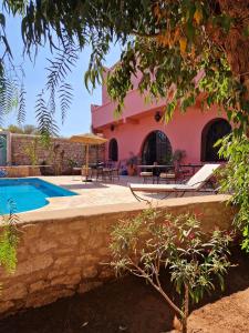 eine Villa mit einem Pool und einem Haus in der Unterkunft Villa nouran in Ghazoua