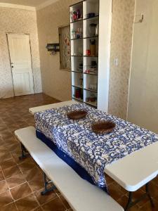 una mesa con dos cestas en una habitación en Casinha Valdenia: No paraíso com Wi-Fi, em Mundaú, en Trairi