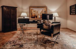 ein Wohnzimmer mit einem Schreibtisch und einem Stuhl in der Unterkunft Villa Bosco - Digitales Boutiquehotel in Walldorf