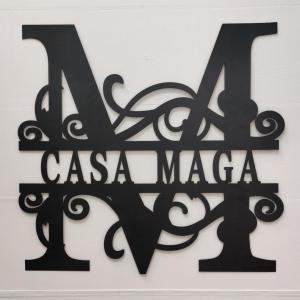 Un cartello nero che dice "La casa magica" di Casa Maga a Maspalomas