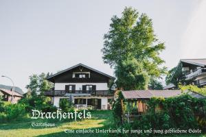 une maison avec une maison noire et blanche dans l'établissement Drachenfels, à Oberstdorf