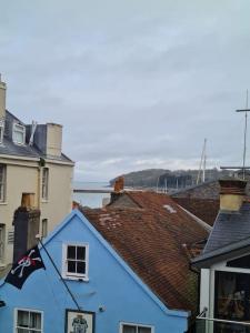 una casa blu con una bandiera sul lato di Pier View 2 Bedroom Apartment a Cowes