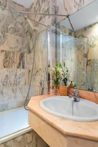 A bathroom at Penthouse O´Donell