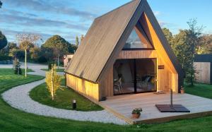 ein kleines Holzhaus mit einem großen Fenster in der Unterkunft Au Dolmen de Kerhus "Toppen" in Saint-Vougay