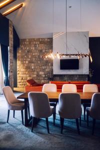 TV i/ili multimedijalni sistem u objektu Hotel Crni Vrh