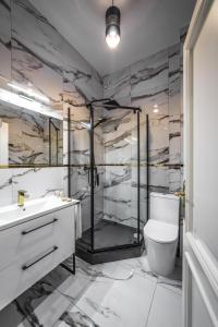 een badkamer met een douche, een toilet en een wastafel bij POŁUDNIK PARK Boutique Hotel Conference&SPA in Stargard