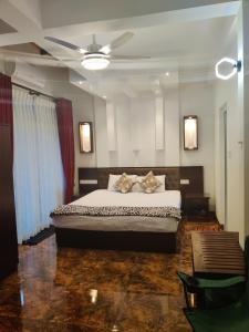 - une chambre avec un lit et un ventilateur de plafond dans l'établissement Y&Y Residence, à Kandy