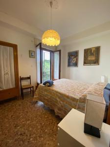 una camera con letto e lampadario a braccio di Appartamento Leo a Paestum