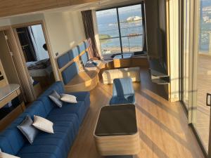 sala de estar con sofá azul y TV en Citadine Ha Long luxury (Ocean View) en Ha Long