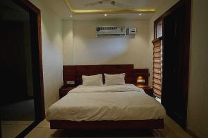 a bedroom with a large bed in a room at Hotel Ashoka in Hisār