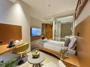 pokój hotelowy z łóżkiem i telewizorem w obiekcie Morvee Hotels Alipore Kolkata w mieście Kolkata