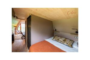 ein Schlafzimmer mit einem Bett in einem kleinen Zimmer in der Unterkunft Refuge Out of the City in Arudy