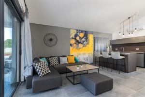 un soggiorno con un divano e un tavolo di Villa Bellavu a Rakalj