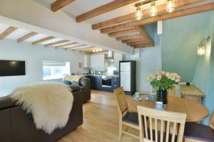 ein Wohnzimmer mit Sofa und Tisch in der Unterkunft Priestley Cottage in Buxton