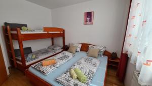 Ένα ή περισσότερα κρεβάτια σε δωμάτιο στο Apartments Blažič