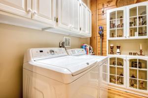 una lavadora y secadora en una cocina con armarios blancos en Carolina Mountain Retreat, en Shumont