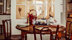 une table de salle à manger avec un bol de fruits dessus dans l'établissement Maison Saintonge, à Paris 61 autres photos
