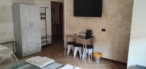 A television and/or entertainment centre at Le Rustiche Foresteria