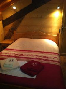 ein Schlafzimmer mit einem Bett mit zwei Handtüchern darauf in der Unterkunft Chalet Narcisse in Sixt